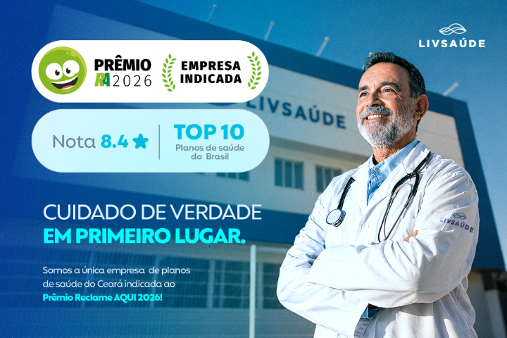 Médico olhando para o horizonte feliz